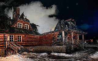 W nocy spłonęła drewniana restauracja. Przyjaciele poszkodowanej rodziny apelują o pomoc